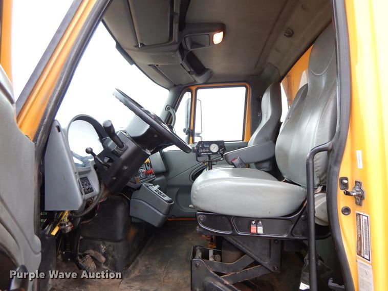 image for item DF6382 2006 International 7400  dump truck