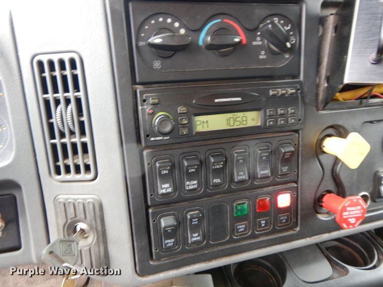 image for item DF6382 2006 International 7400  dump truck