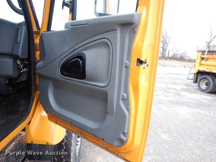 image for item DF6382 2006 International 7400  dump truck