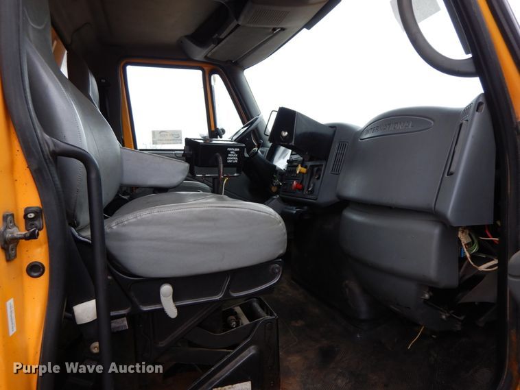 image for item DF6382 2006 International 7400  dump truck