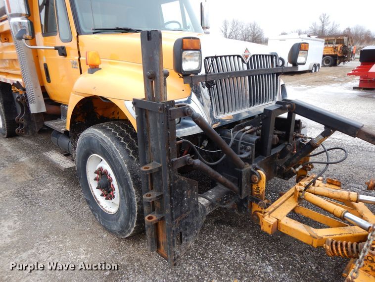 image for item DF6382 2006 International 7400  dump truck
