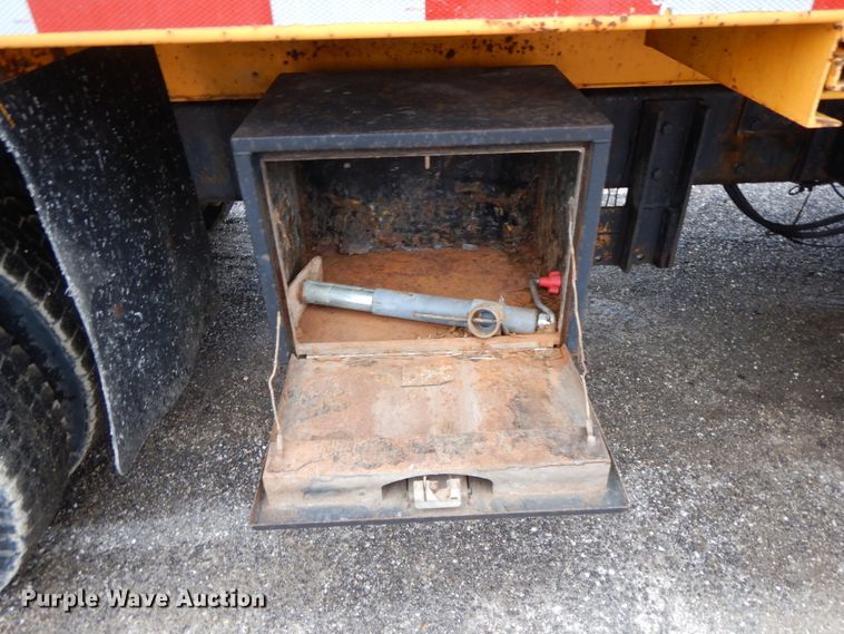 image for item DF6382 2006 International 7400  dump truck