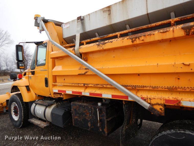 image for item DF6382 2006 International 7400  dump truck