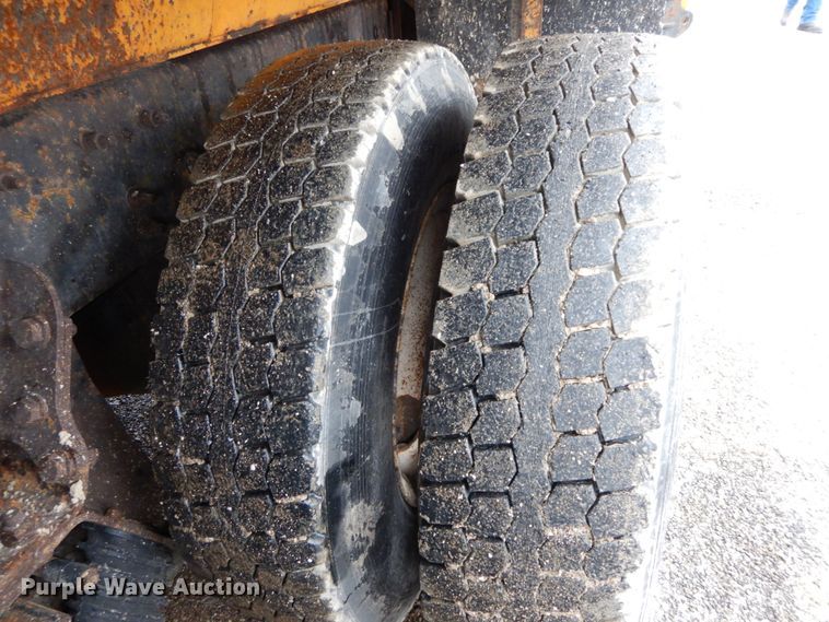 image for item DF6382 2006 International 7400  dump truck