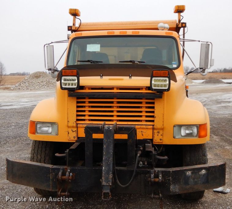 image for item DF6383 2002 International 4900  dump truck