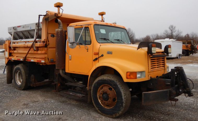 image for item DF6383 2002 International 4900  dump truck