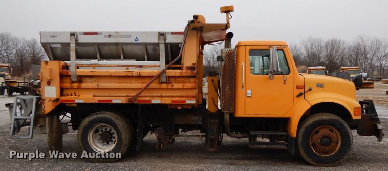 image for item DF6383 2002 International 4900  dump truck