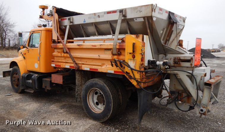 image for item DF6383 2002 International 4900  dump truck