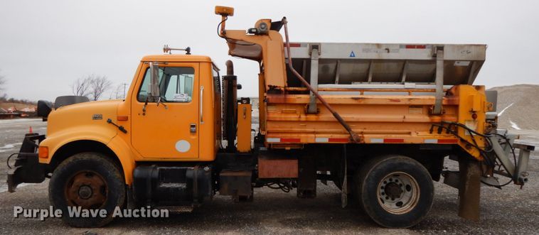 image for item DF6383 2002 International 4900  dump truck