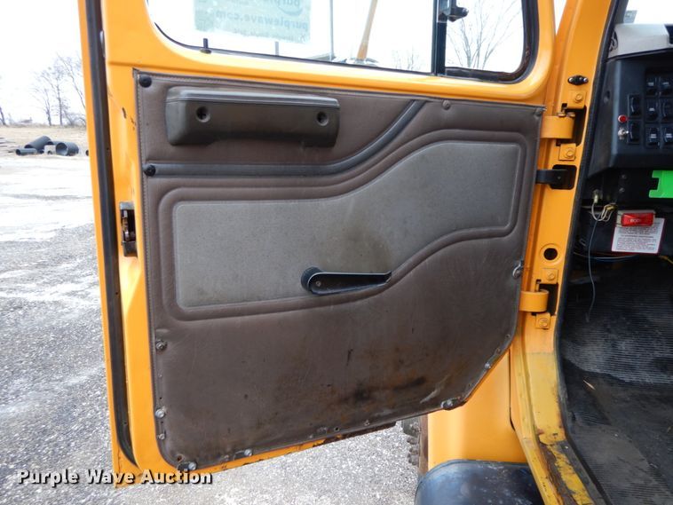 image for item DF6383 2002 International 4900  dump truck