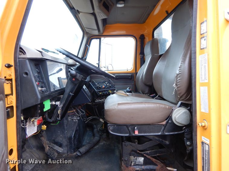 image for item DF6383 2002 International 4900  dump truck