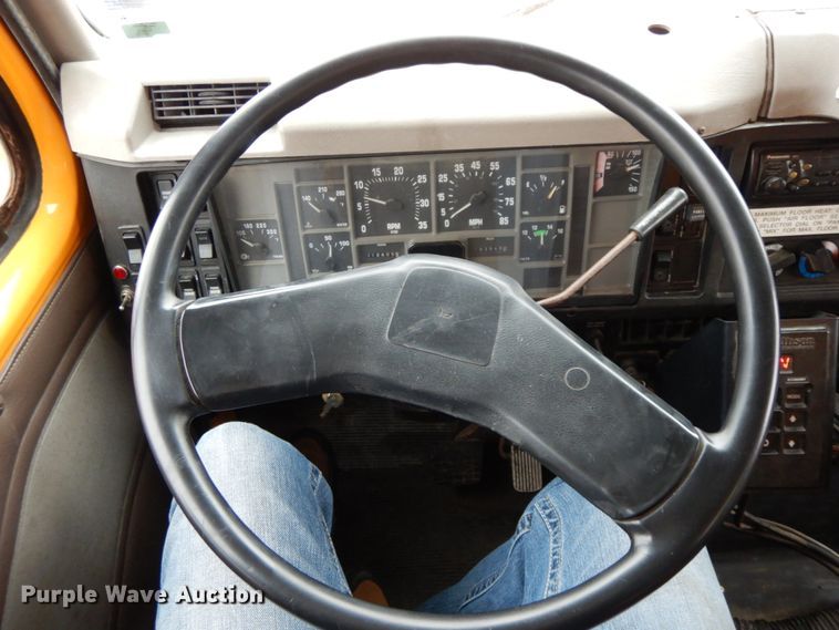 image for item DF6383 2002 International 4900  dump truck