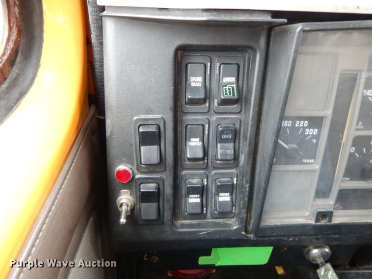 image for item DF6383 2002 International 4900  dump truck