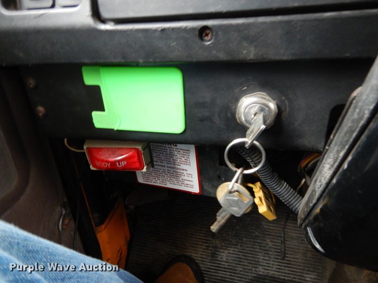 image for item DF6383 2002 International 4900  dump truck