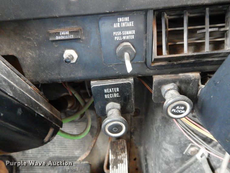 image for item DF6383 2002 International 4900  dump truck