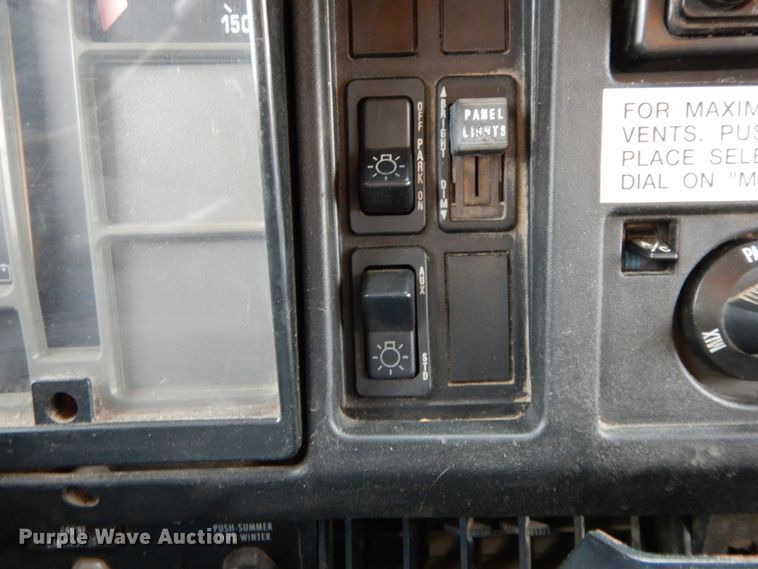 image for item DF6383 2002 International 4900  dump truck