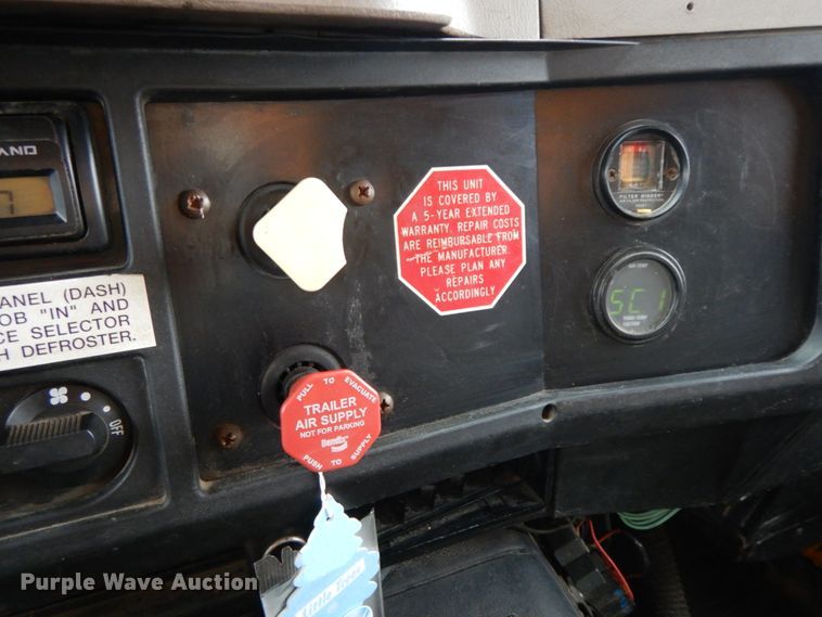 image for item DF6383 2002 International 4900  dump truck