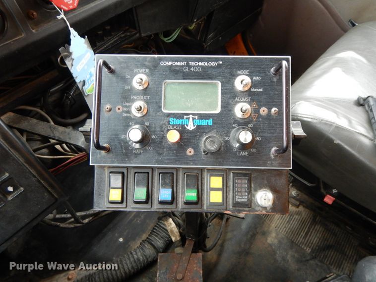 image for item DF6383 2002 International 4900  dump truck