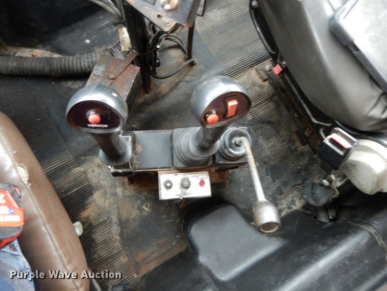 image for item DF6383 2002 International 4900  dump truck