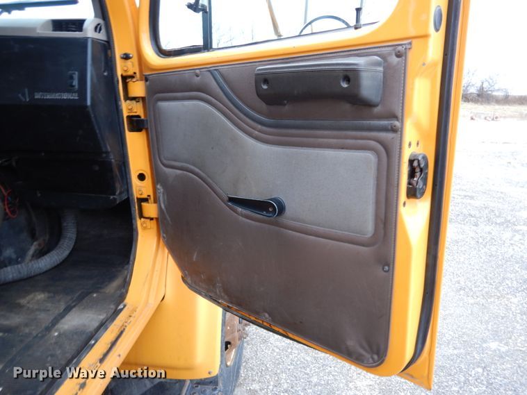 image for item DF6383 2002 International 4900  dump truck