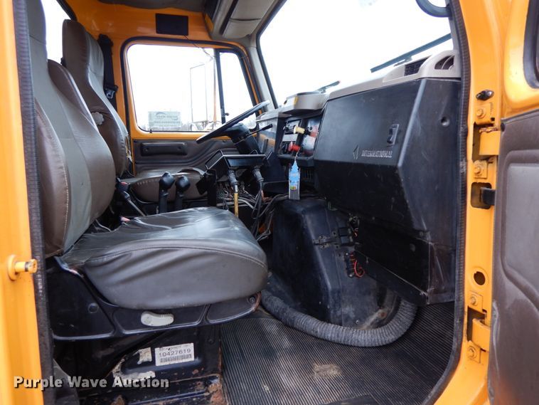 image for item DF6383 2002 International 4900  dump truck