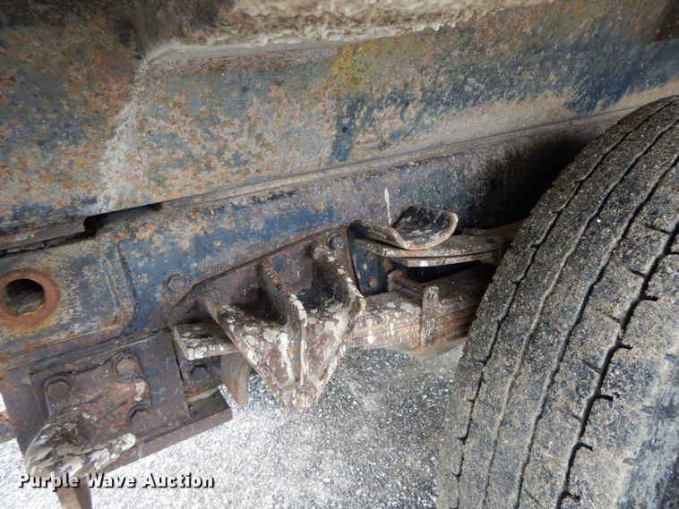 image for item DF6383 2002 International 4900  dump truck