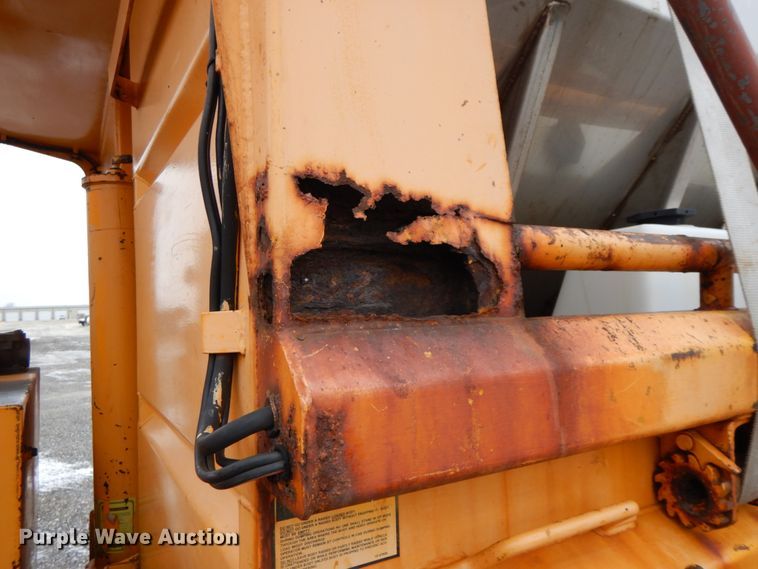 image for item DF6383 2002 International 4900  dump truck