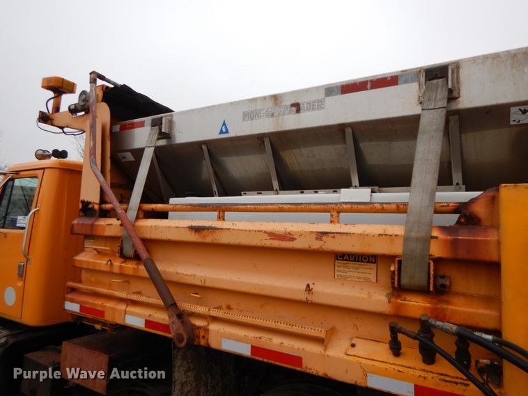 image for item DF6383 2002 International 4900  dump truck