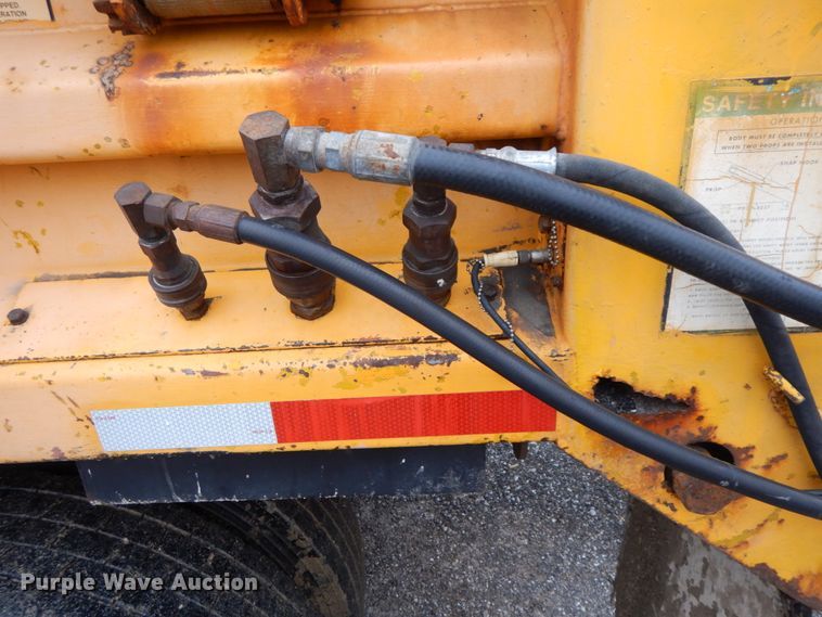 image for item DF6383 2002 International 4900  dump truck