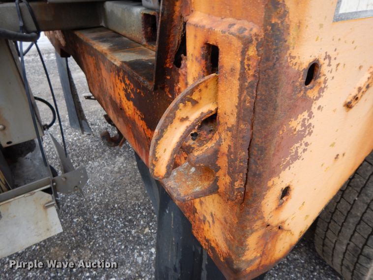 image for item DF6383 2002 International 4900  dump truck