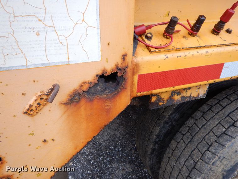 image for item DF6383 2002 International 4900  dump truck