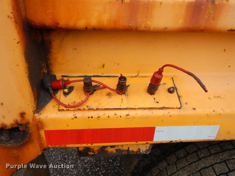 image for item DF6383 2002 International 4900  dump truck