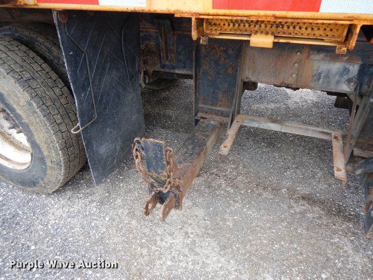 image for item DF6383 2002 International 4900  dump truck