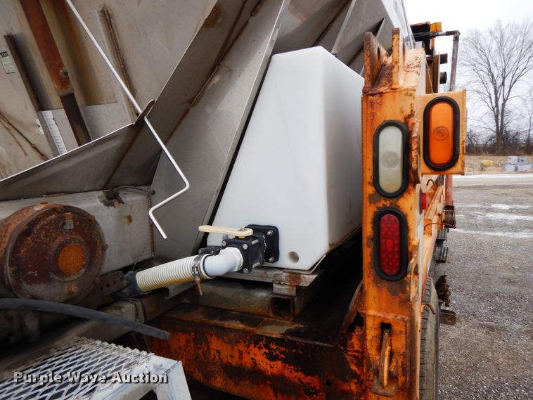 image for item DF6383 2002 International 4900  dump truck