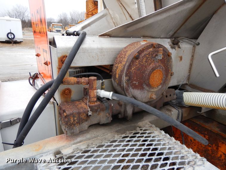 image for item DF6383 2002 International 4900  dump truck