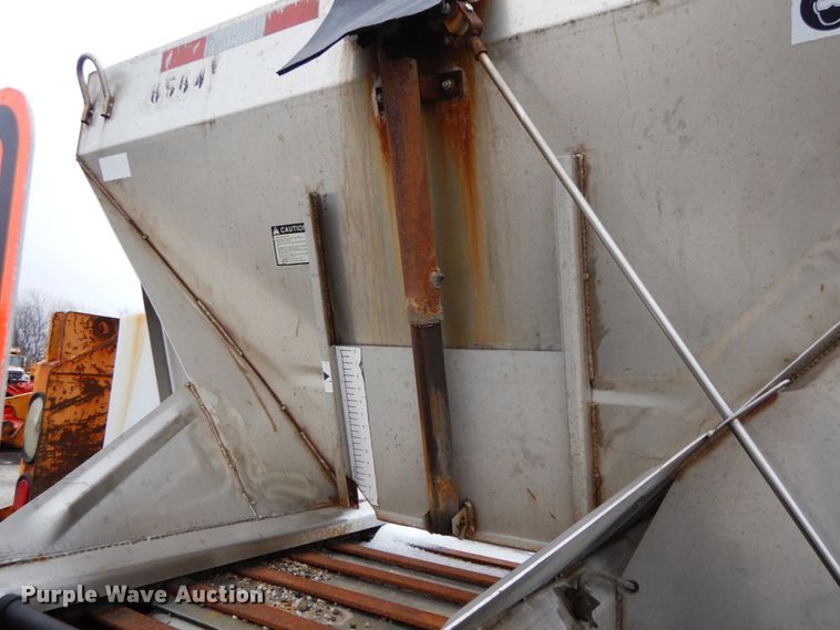 image for item DF6383 2002 International 4900  dump truck