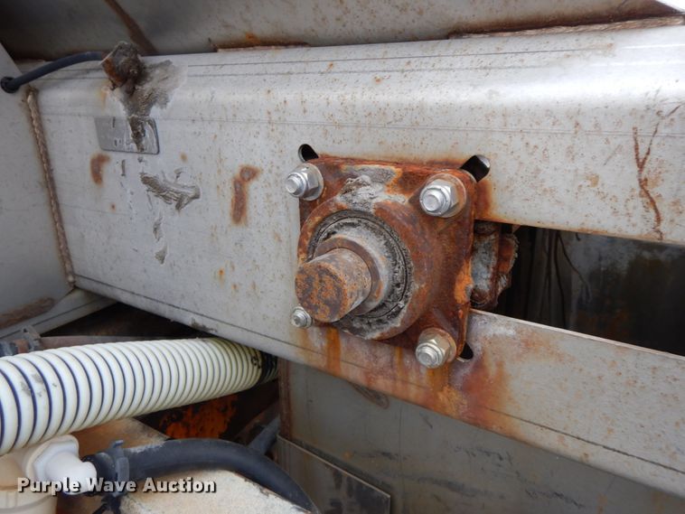 image for item DF6383 2002 International 4900  dump truck