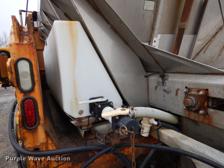 image for item DF6383 2002 International 4900  dump truck