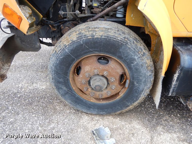 image for item DF6383 2002 International 4900  dump truck