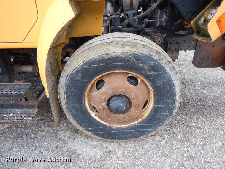 image for item DF6383 2002 International 4900  dump truck