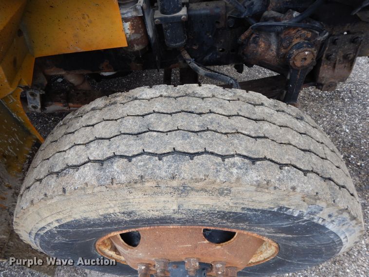 image for item DF6383 2002 International 4900  dump truck