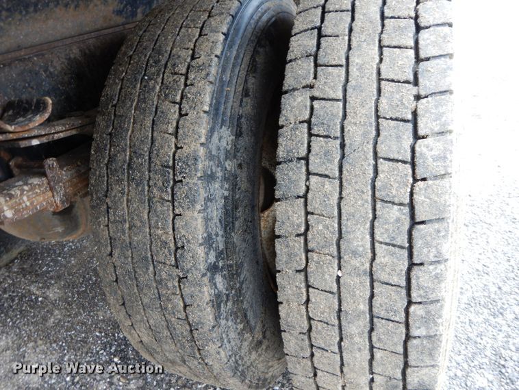 image for item DF6383 2002 International 4900  dump truck