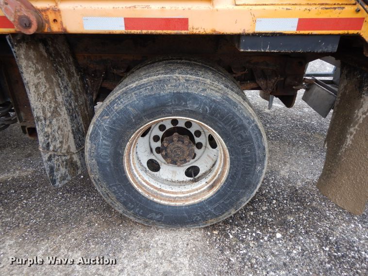 image for item DF6383 2002 International 4900  dump truck