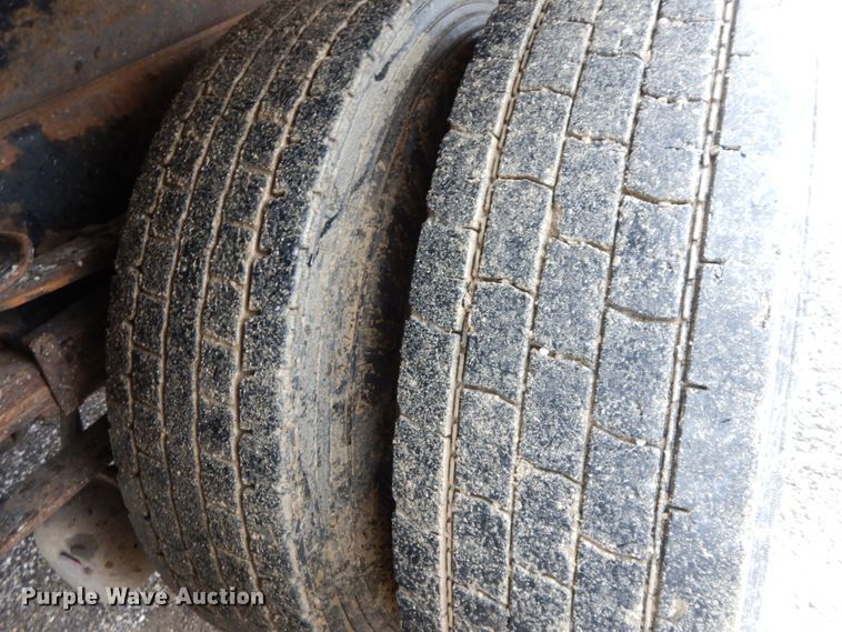 image for item DF6383 2002 International 4900  dump truck