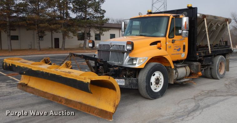 image for item DF6393 2006 International 7400  dump flatbed truck