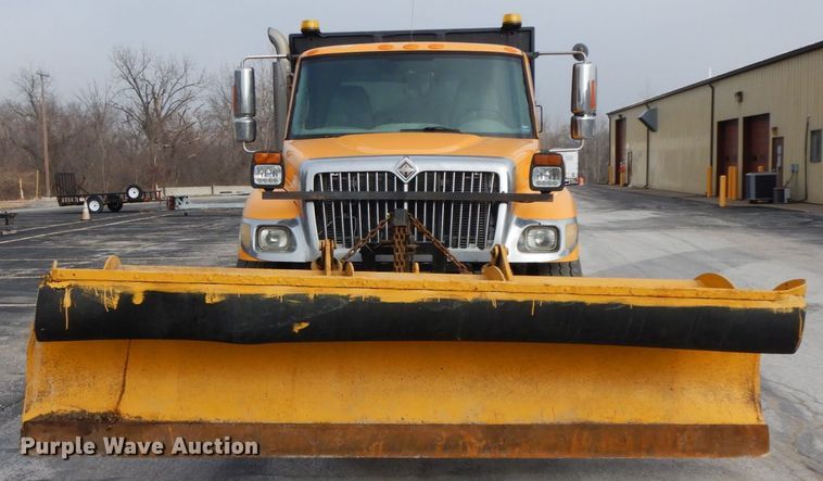 image for item DF6393 2006 International 7400  dump flatbed truck