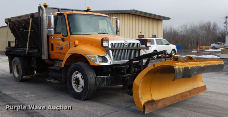 image for item DF6393 2006 International 7400  dump flatbed truck