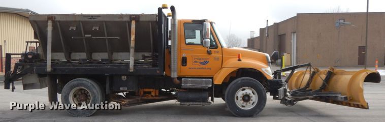 image for item DF6393 2006 International 7400  dump flatbed truck