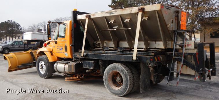 image for item DF6393 2006 International 7400  dump flatbed truck