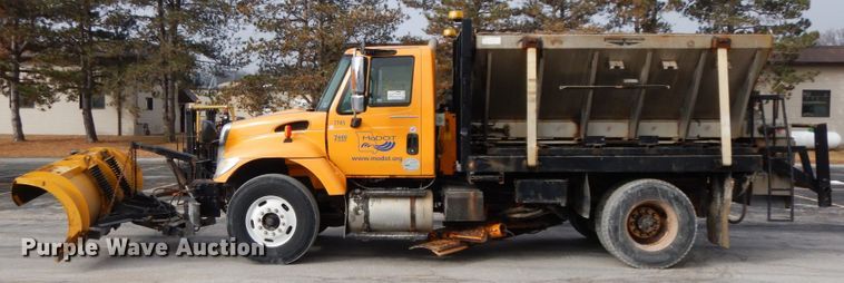 image for item DF6393 2006 International 7400  dump flatbed truck